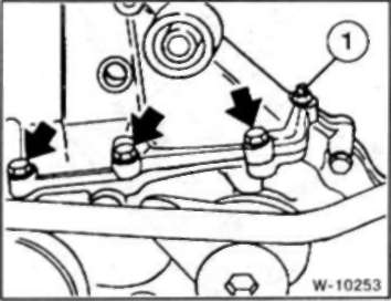 • Отверните крепления крышки цепного привода Крепление (1) выполнено в виде шпильки с гайкой.