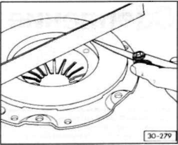 • Проверьте поверхность нажимного диска на отсутствие царапин, перегретых участков и износа. Повторная установка нажимного диска допускается, если он вогнут внутрь не более, чем на 0,3 мм. Для проверки используйте стальную линейку и набор щупов.
