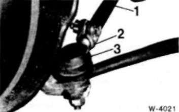 • Ослабьте стяжной болт (2) наконечника рулевой тяги.