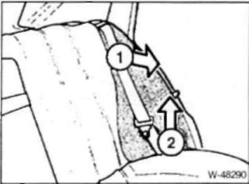 • Снимите боковые части спинки сиденья, сначала освободив их из верхних зажимов (стрелка 1). а затем подняв вверх (стрелка 2).