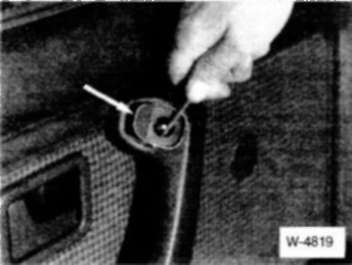 • Если в автомобиле установлен электропривод наружных зеркал заднего вида, снимите кнопку переключателя. Вставьте небольшую отвертку в паз переключателя и выньте переключатель