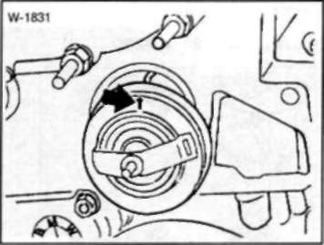 • Двигатель М50 (4 клапана на цилиндр) установите термостат в корпус так. чтобы стрелка, выбитая на термостате, указывала вверх В двигателе М51 вверх должно быть обращено отверстие для удаления воздуха на термостате.