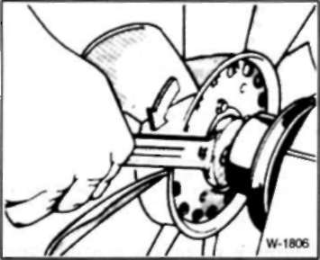 • Отверните гайку крепления вентилятора к ступице водяного насоса, используя рожковый ключ на 32 мм. 