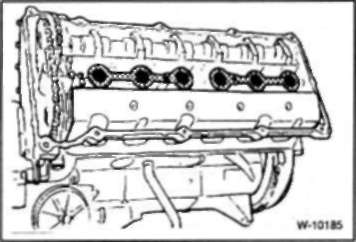 • Установите крышку головки цилиндров и впускной коллектор в последовательности, обратной снятию Замените поврежденные прокладки. При установке прокладки головки цилиндров обратите внимание на ее правильное положение в пазах передней части головки цилиндров.