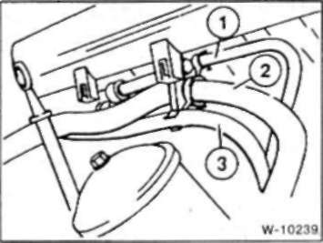 • Снимите нижеперечисленные шланги из держателей головки цилиндров: 1 —вакуумный шланг усилителя тормозного привода; 2 — шланг ото-пителя; 3 —топливный шланг насоса высокого давления.