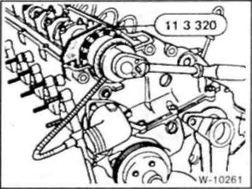 • В этом положении распределительного вала затяните болт крепления звездочки в два этапа.