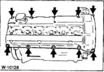 • Отверните болты крепления крышки головки цилиндров и снимите крышку. Внимание: запомните положение резиновых прокладок под болтами, чтобы при сборке установить их правильным образом.
